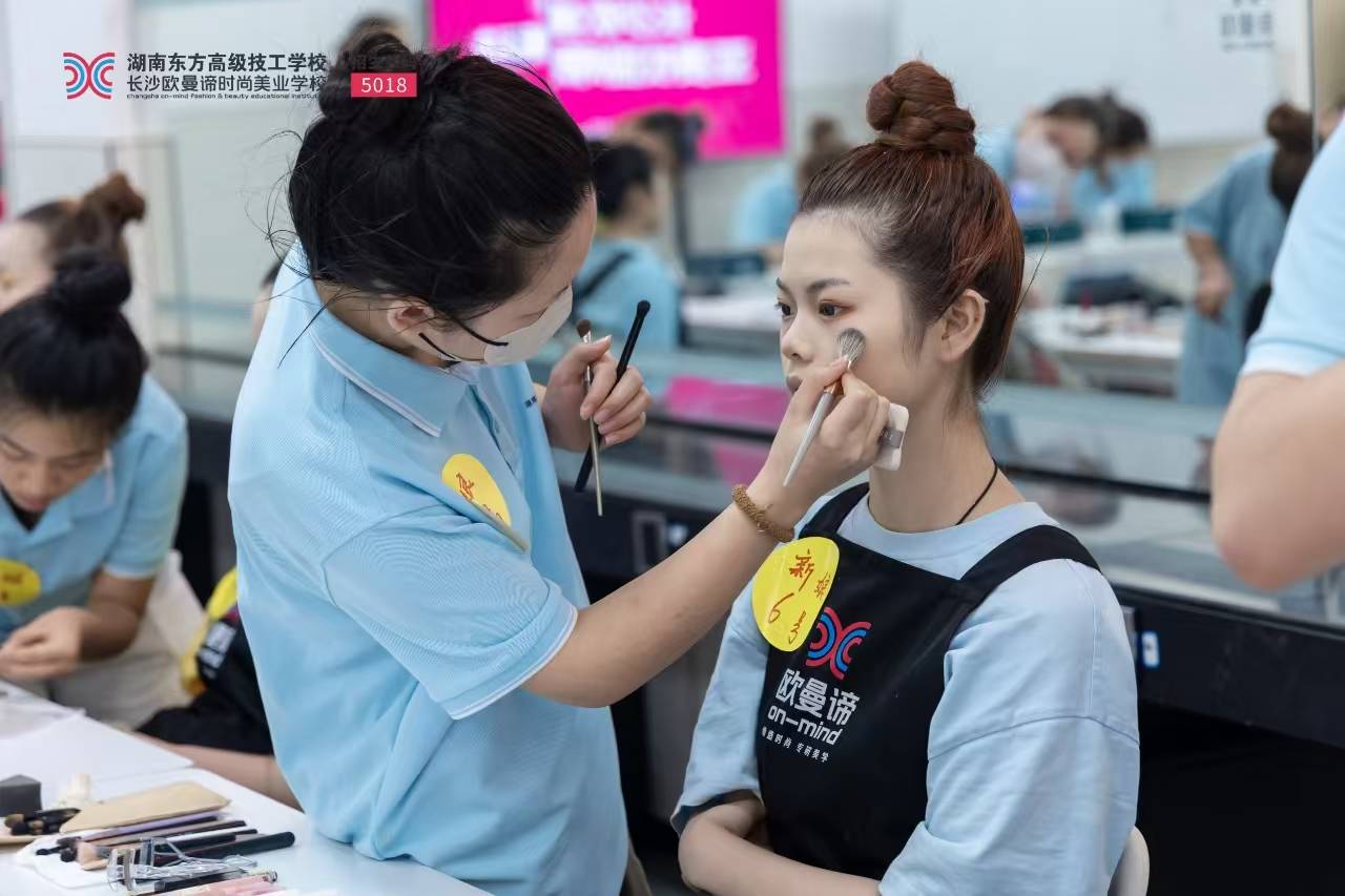 学校培训机构推荐开启美业精彩之旅pg电子模拟器电脑版靠谱的化妆(图2)